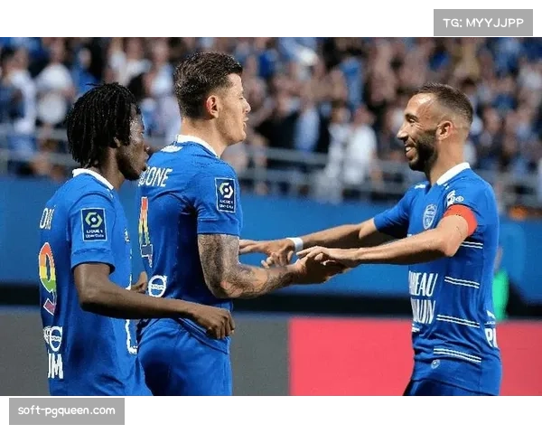 特写瞬间：终场哨响，特鲁瓦球员瘫坐草地，保级希望渺茫